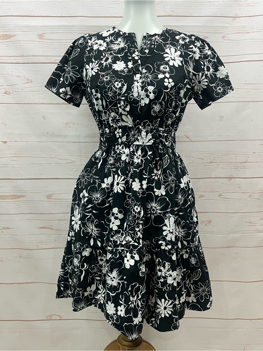 Black & White Abstract Floral Short Sleeve Tiered Dress Size Small